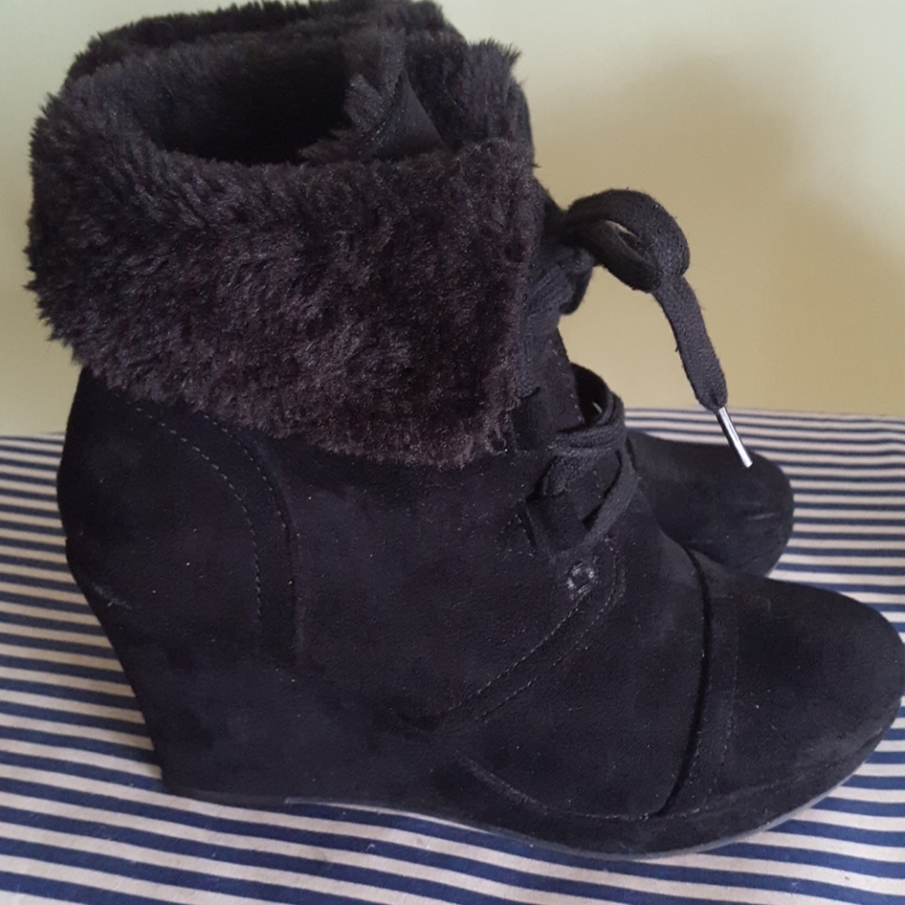 Super cute black suede & fur boots